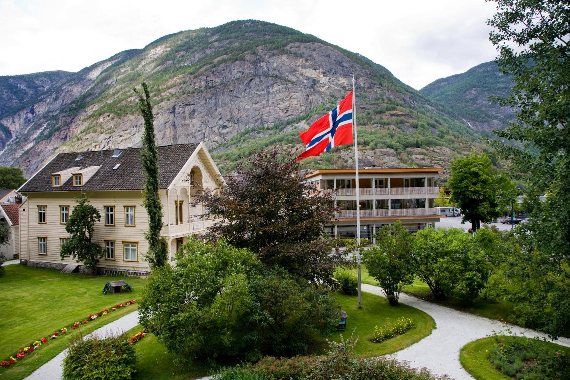 Lindstrom Hotel Лердалсёйри Экстерьер фото